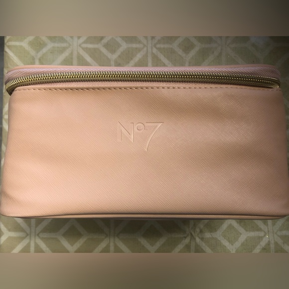 No7 vanity case with eye pencil, lip gloss and eye shadow - Picture 4 of 7
